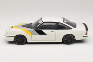 Opel Manta B GT/E Fehér Fekete Egyedi Felnik Revell 1:18 08422 Fém – 4. kép a 8-ből