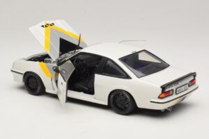 Opel Manta B GT/E Fehér Fekete Egyedi Felnik Revell 1:18 08422 Fém – 5. kép a 8-ből