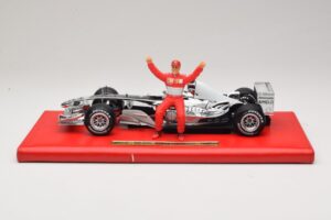 Ferrari F2004 #1 M. Schumacher Six Time World Champion 2004 Króm Ezüst Hot Wheels 1:18 C7332 Fém – 3. kép a 6-ből