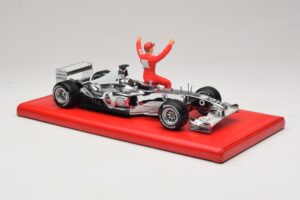 Ferrari F2004 #1 M. Schumacher Six Time World Champion 2004 Króm Ezüst Hot Wheels 1:18 C7332 Fém – 4. kép a 6-ből