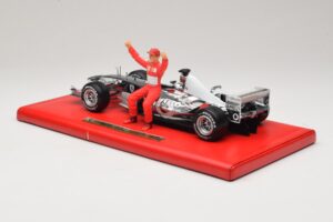 Ferrari F2004 #1 M. Schumacher Six Time World Champion 2004 Króm Ezüst Hot Wheels 1:18 C7332 Fém – 5. kép a 6-ből