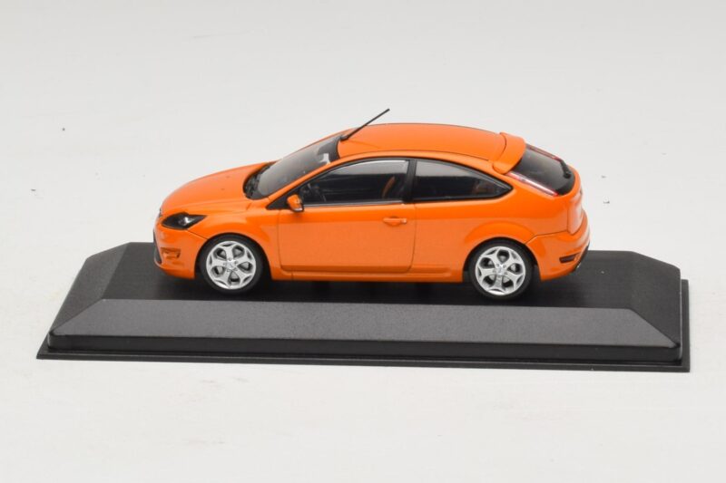 Ford Focus ST Mk2 Electric Orange Csere Doboz Minichamps 1:43 400087302-R1 Fém