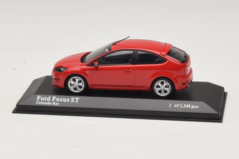 Ford Focus ST Mk2 Piros Minichamps 1:43 Ford Focus ST Mk2 Piros Minichamps 1:43 400087301 Fém