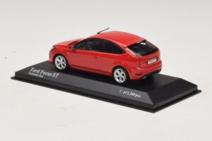 Ford Focus ST Mk2 Piros Minichamps 1:43 400087301 Fém – 3. kép a 4-ből