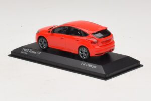 Ford Focus ST Mk3 Piros Minichamps 1:43 410081001 Fém – 3. kép a 4-ből