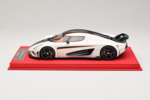 Koenigsegg Regera Fehér Fekete Karbonnal FrontiArt 1:18 REMC043 Gyanta – 3. kép a 7-ből