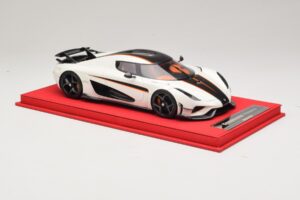 Koenigsegg Regera Fehér Fekete Karbonnal FrontiArt 1:18 REMC043 Gyanta – 4. kép a 7-ből