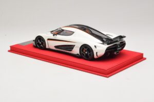 Koenigsegg Regera Fehér Fekete Karbonnal FrontiArt 1:18 REMC043 Gyanta – 5. kép a 7-ből