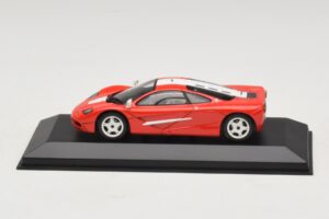 McLaren F1 Piros Fehér Csíkokkal Minichamps 1:43 MCLAREN005 Fém – 3. kép a 4-ből