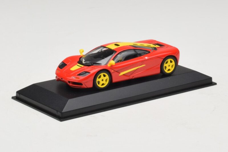 McLaren F1 Piros Sárga Csíkokkal Minichamps 1:43 McLaren F1 Piros Sárga Csíkokkal Minichamps 1:43 MCLAREN006 Fém