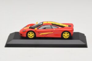 McLaren F1 Piros Sárga Csíkokkal Minichamps 1:43 MCLAREN006 Fém – 3. kép a 4-ből