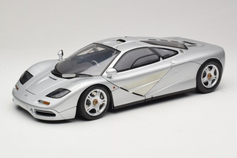 McLaren F1 Ezüst Minichamps 1:12 530133123 Fém