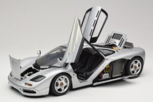 McLaren F1 Ezüst Minichamps 1:12 530133123 Fém – 2. kép a 8-ből
