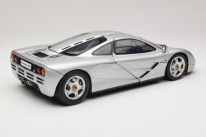 McLaren F1 Ezüst Minichamps 1:12 530133123 Fém – 3. kép a 8-ből