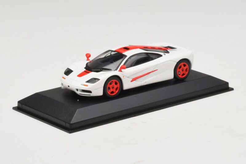 McLaren F1 Fehér Piros Csíkokkal Minichamps 1:43 McLaren F1 Fehér Piros Csíkokkal Minichamps 1:43 MCLAREN003 Fém