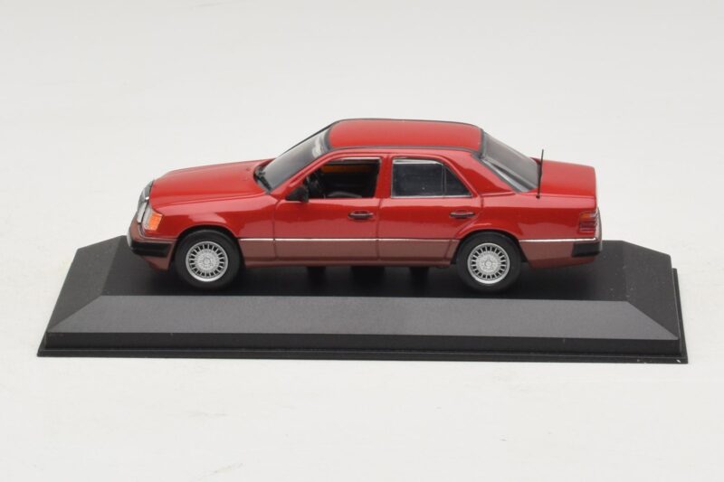 Mercedes 300D W124 Turbo Piros Minichamps 1:43 Mercedes 300D W124 Turbo Piros Minichamps 1:43 3210 Fém