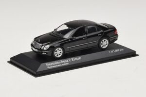 Mercedes E-Class W211 Fekete Metál Minichamps 1:43 400036001 Fém – 2. kép a 4-ből