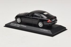 Mercedes E-Class W211 Fekete Metál Minichamps 1:43 400036001 Fém – 3. kép a 4-ből