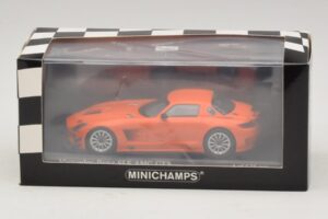 Mercedes SLS AMG GT3 Street Orange Minichamps 1:43 410113204 Fém – 4. kép a 4-ből