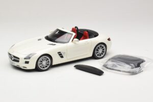 Mercedes SLS AMG Roadster Mystic White II Minichamps 1:18 B66960079 Fém – 2. kép a 9-ből