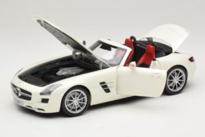 Mercedes SLS AMG Roadster Mystic White II Minichamps 1:18 B66960079 Fém – 3. kép a 9-ből