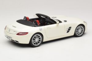 Mercedes SLS AMG Roadster Mystic White II Minichamps 1:18 B66960079 Fém – 4. kép a 9-ből
