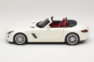 Mercedes SLS AMG Roadster Mystic White II Minichamps 1:18 B66960079 Fém – 5. kép a 9-ből