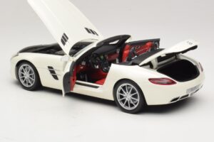 Mercedes SLS AMG Roadster Mystic White II Minichamps 1:18 B66960079 Fém – 6. kép a 9-ből