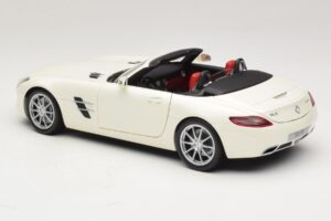 Mercedes SLS AMG Roadster Mystic White II Minichamps 1:18 B66960079 Fém – 7. kép a 9-ből