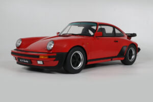 Porsche 911 930 Turbo 3.3 India Red GT Spirit 1:8 GTS802301 Gyanta – 2. kép a 2-ből