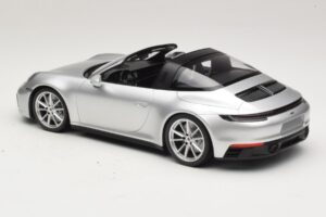 Porsche 911 992 Targa 4 GTS Ezüst Minichamps 1:18 WAP0211460RTRG Fém – 5. kép a 6-ből