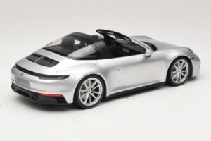 Porsche 911 992 Targa 4 GTS Ezüst Minichamps 1:18 WAP0211460RTRG Fém – 2. kép a 6-ből