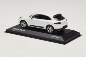 Porsche Macan 95B Fehér Minichamps 1:43 410062601 Fém – 3. kép a 4-ből