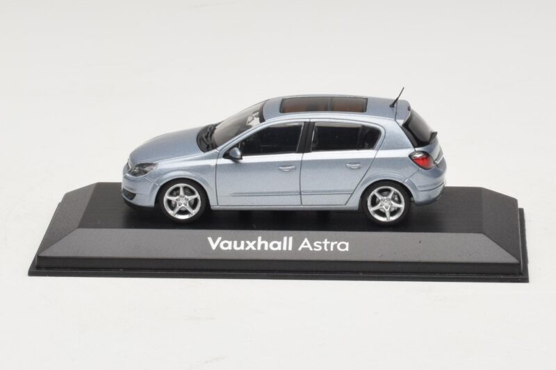 Vauxhall Astra H Sedan Világoskék Metál Minichamps 1:43 ASTRA007 Fém