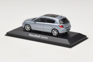 Vauxhall Astra H Sedan Világoskék Metál Minichamps 1:43 ASTRA007 Fém – 3. kép a 4-ből