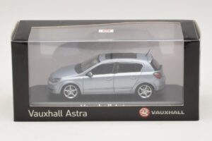 Vauxhall Astra H Sedan Világoskék Metál Minichamps 1:43 ASTRA007 Fém – 4. kép a 4-ből