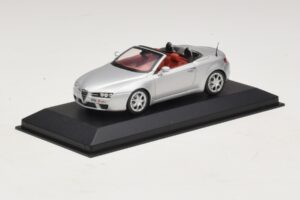 Alfa Romeo Giulia Spider Ezüst Minichamps 1:43 400120731 Fém – 2. kép a 5-ből