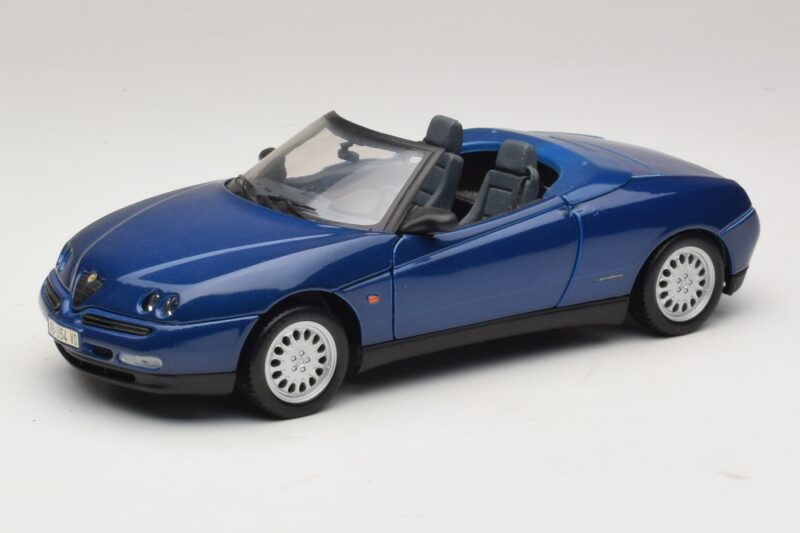 Alfa Romeo Spider 916 Kék Maisto 1:18 31831 Fém