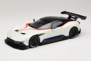 Aston Martin Vulcan Stratus White Kék és Piros Csíkokkal AUTOart 1:18 70261 Kompozit