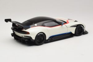 Aston Martin Vulcan Stratus White Kék és Piros Csíkokkal AUTOart 1:18 70261 Kompozit – 3. kép a 8-ből
