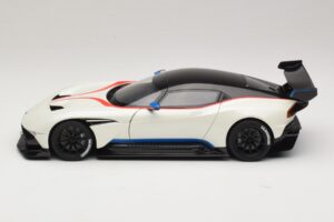 Aston Martin Vulcan Stratus White Kék és Piros Csíkokkal AUTOart 1:18 70261 Kompozit – 4. kép a 8-ből