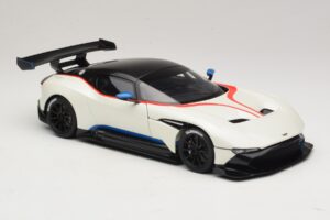 Aston Martin Vulcan Stratus White Kék és Piros Csíkokkal AUTOart 1:18 70261 Kompozit – 6. kép a 8-ből