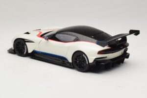 Aston Martin Vulcan Stratus White Kék és Piros Csíkokkal AUTOart 1:18 70261 Kompozit – 7. kép a 8-ből