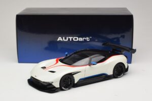 Aston Martin Vulcan Stratus White Kék és Piros Csíkokkal AUTOart 1:18 70261 Kompozit – 8. kép a 8-ből