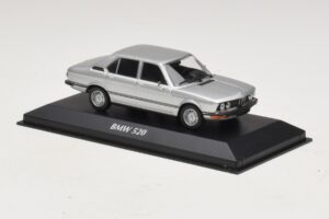 BMW 520 E12 Ezüst Maxichamps 1:43 940023000 Diecast – 3. kép a 5-ből