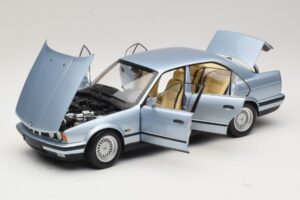 BMW 535i E34 Világoskék Metál Minichamps 1:18 100024007 Fém – 2. kép a 8-ből