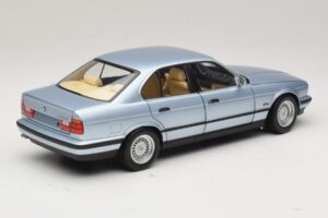 BMW 535i E34 Világoskék Metál Minichamps 1:18 100024007 Fém – 3. kép a 8-ből