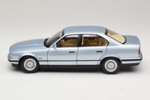 BMW 535i E34 Világoskék Metál Minichamps 1:18 100024007 Fém – 4. kép a 8-ből