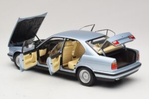 BMW 535i E34 Világoskék Metál Minichamps 1:18 100024007 Fém – 5. kép a 8-ből