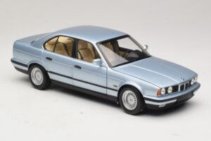 BMW 535i E34 Világoskék Metál Minichamps 1:18 100024007 Fém – 6. kép a 8-ből